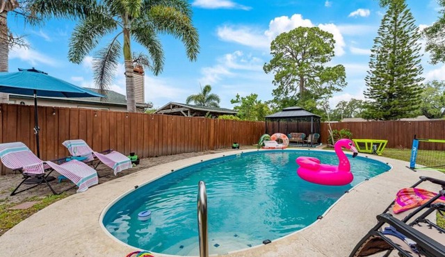 Private Pool 15 Minutes to the Beach & Downtown Saint Petersburg Florida