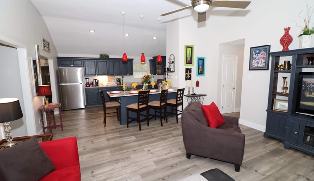 PRIVATE POOL, BACKYARD OASIS, CLOSE TO BEACHES!