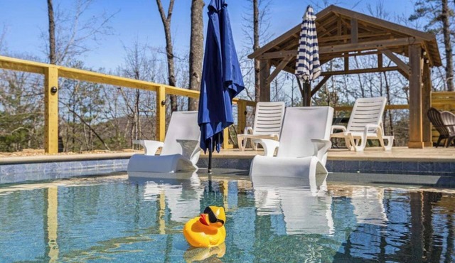 Private Pool Cabin Sleeps 16 - Perfect for family getaways. Pet Friendly