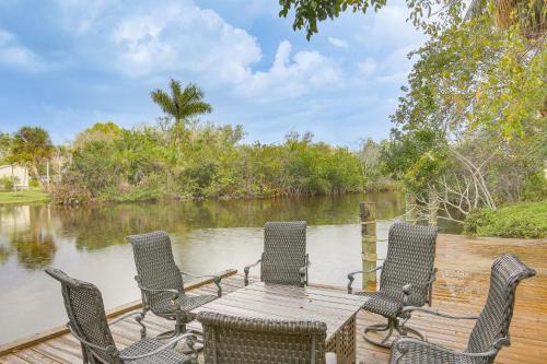 Private Pool & Dock: Riverfront 'Bridge Escape'