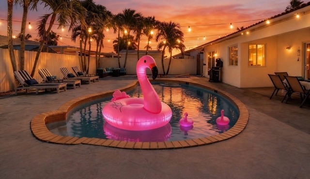 🌴 Private Resort-Style 9 guests Luxury Backyard w/Pool, Firepit, Lounge, Games