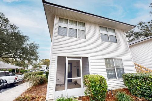 Private retreat with access to community pool & nearby entertainment
