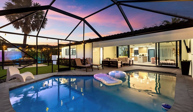 Private Screened Pool + Firepit Lounge | 8 Mins to Beach | Soleil Oasis