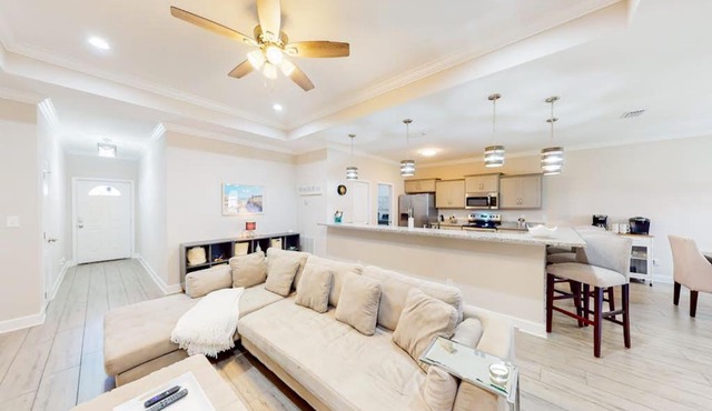 Private snowbird-friendly home with enclosed yard patio grill & washer-dryer