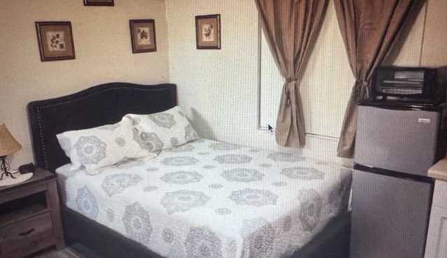 Private Studio Apartment 1 Queen Bed & 1 Bath Quiet & Relaxing COLD A/C