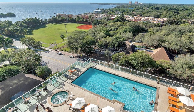 Private Studios with Free Parking at Coconut Grove Hotel
