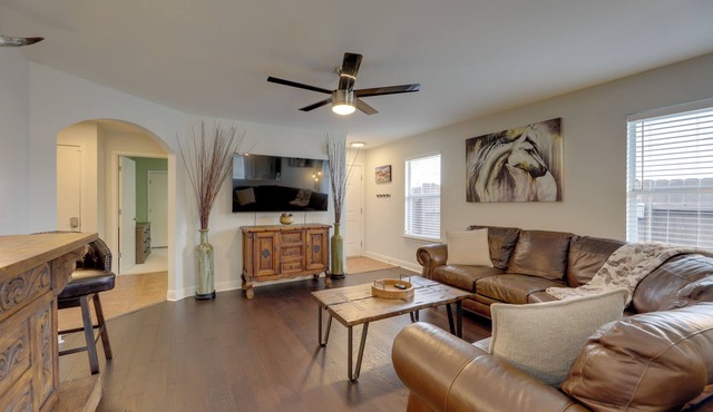 Private Yard & Deck! Group-Friendly Haven in Manor in Manor