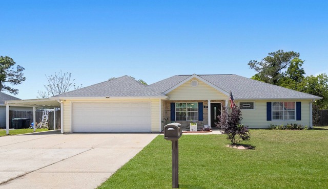 Pup friendly, spacious 4BR home, gourmet kitchen, golf cart avail in Waveland.