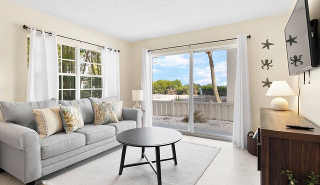 Quaint 1/1 Triplex Bay Views, Near Beach Convenient to Dining and Shopping