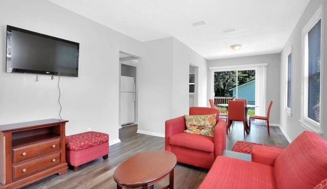 ~Quaint Bungalow Sleeps 6 Near Stadium~