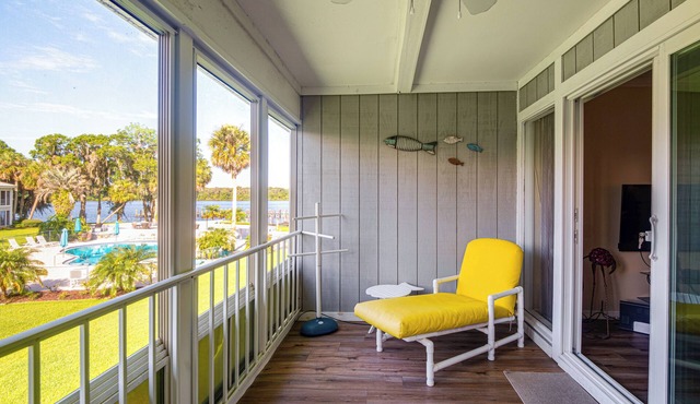 Quaint Welaka Getaway: Steps to St Johns River!