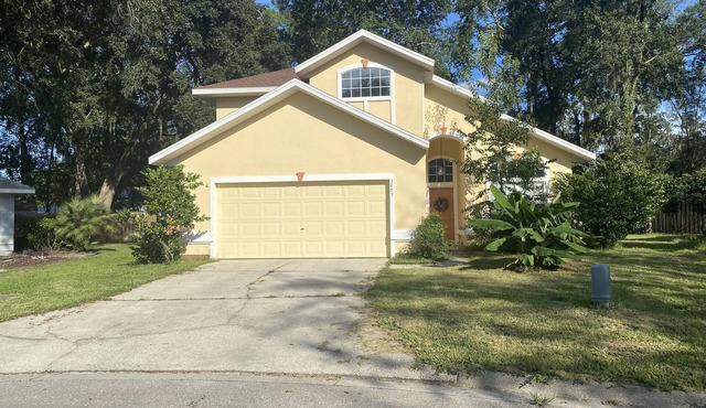 Quiet and comfy 3 bed, 1.5 baths in a quiet neighborhood great for Gator games