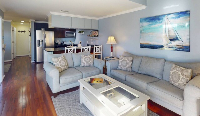 Quiet, Waterfront Top Floor Unit-Close to Beach & Dining, Screened In Balcony, Pool & Docks