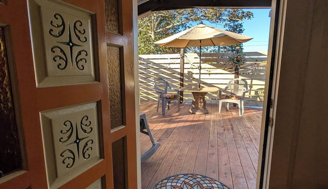 Quirky Pine Cottage - Peaceful Mainland Retreat in New Smyrna Beach