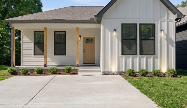 Railside Retreat Classy 3 bedroom Downtown Hip White Bluff in White Bluff