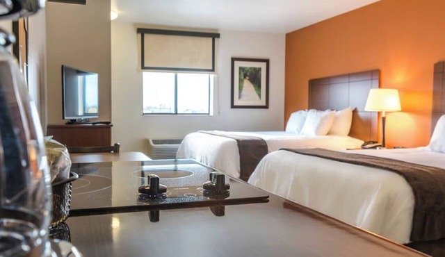 Relax and Cook in a Spacious Suite with Kitchen Near Austin Park and Route 66