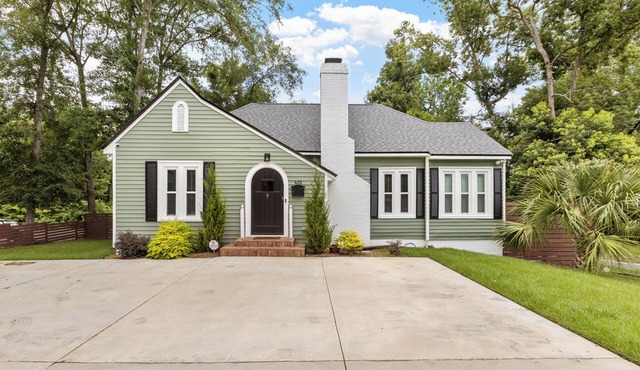 Relax in comfort in this stylish Midtown home!