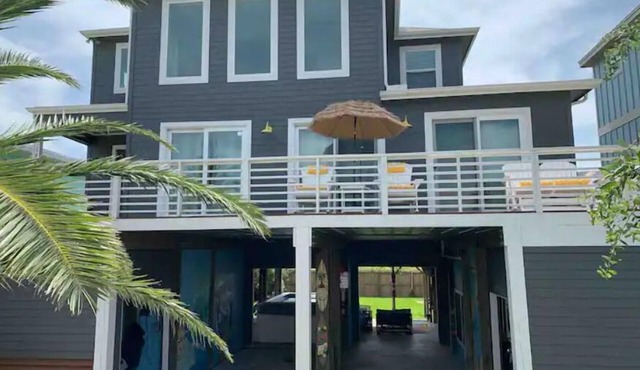 RELAX & REFRESH in an amazing house by the bay.