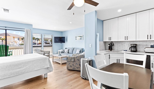 Renovated Studio condo with partial view of beach dunes-Beach Service included