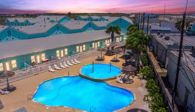 Resort Pool, 5 Bedroom, Spacious, King Beds, Near White Cap Beach, Patio, Grill