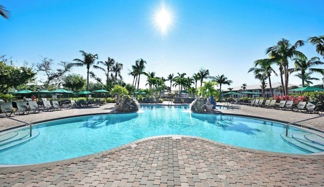 Resort-Style Naples Retreat - 3BR/2BTH Condo - FREE Golf May 15-Oct 15