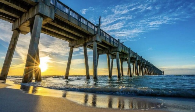 Retreat at the Oasis, next to shopping centers near the beach and downtown !