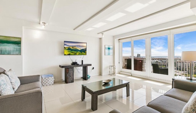 Rise & shine in paradise! Stylish Bayview condo beachfront resort shared pools &jacuzzi