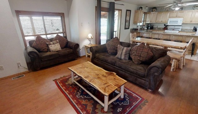 River Charm Lodge - In Town - New Property - Pet Friendly