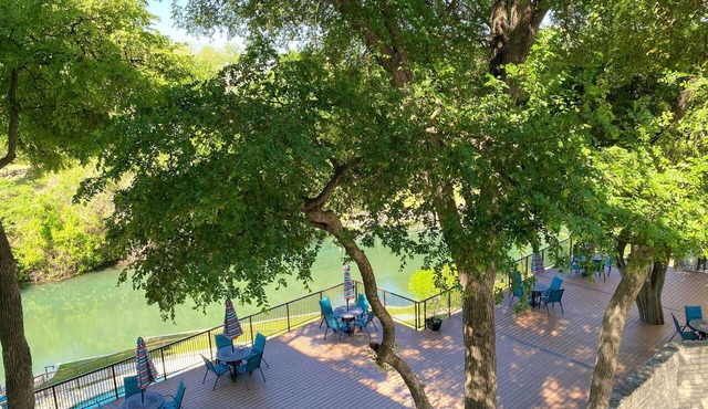 River City Resorts: INV 211: Free Tubes, On Comal, Walk to Schlitterbahn