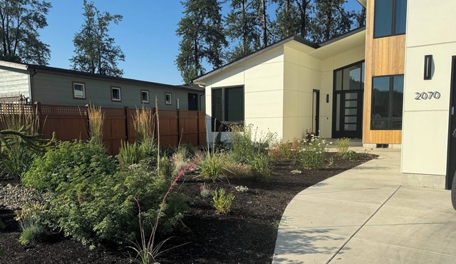 River Front! One bedroom fully furnished apt 4 miles from Autzen Stadium. in Springfield