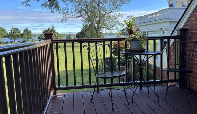 Riverfront Apartment with pool in Gloucester