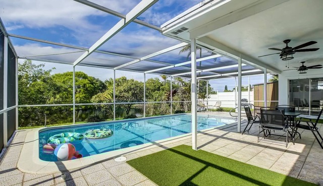 Riverfront, King Bed, Pool & Nearby Beach