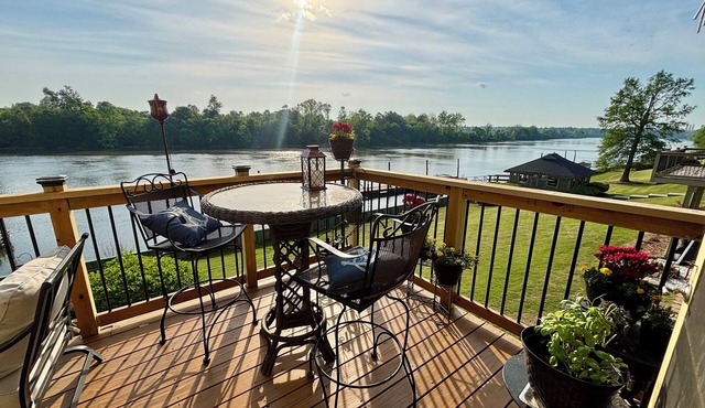 Riverfront Masters Rental – Private Deck + Sunset Views - Flexible Stay in Augusta