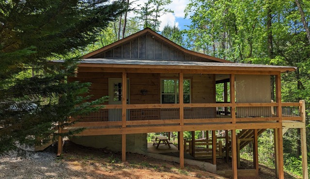 Romantic Cabin for 2, Hot Tub, wifi 10min from BR, hiking and waterfalls near