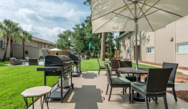 Romantic Island Escape | Pool Access | Free Breakfast | Free Parking
