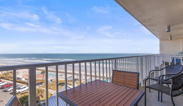 Romantic Oceanview Studio w/Balcony, Pool & Walkable Attractions