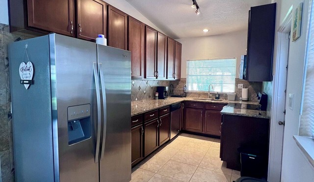 Roomy 3/2, Pet-Friendly Yard Near Downtown, Hospitals, Stadiums. Long-stay ready