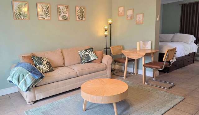Roomy studio with Heated pool and gym on the beach!