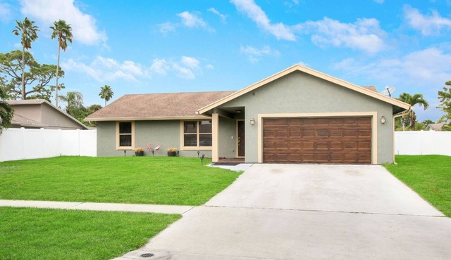 Royal Palm 4BR Oasis- Tranquil Patio, Prime Location