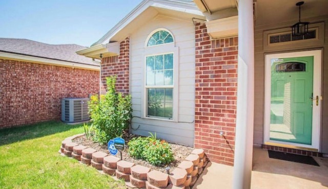 Safari Green House along main street, minutes drive to TTU and medical district.
