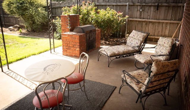 SAFB, MSU, MEDICAL DISTRICT, GOLFING Mid Century style & beautiful backyard