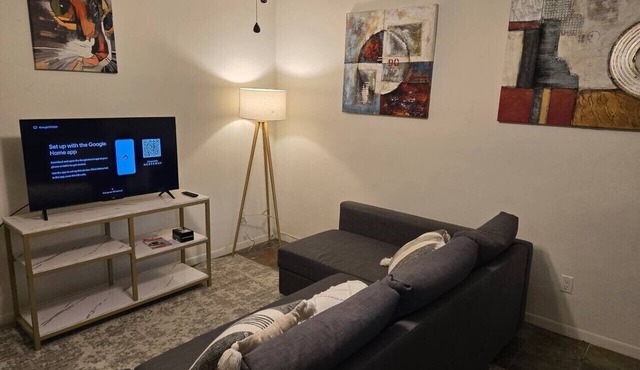 Safe/Quiet - Fully Loaded - 1 Bed Apartment - 5 mins to Downtown