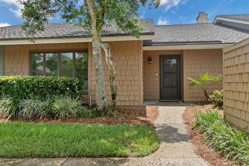 Seaclusion - Spacious condo w lanai & pool