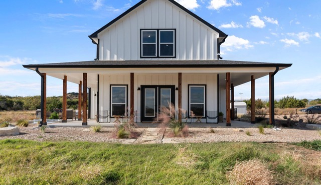 Secluded 3-Bed 3-Bath Modern Farmhouse with Pickleball Court Firepit and Patio