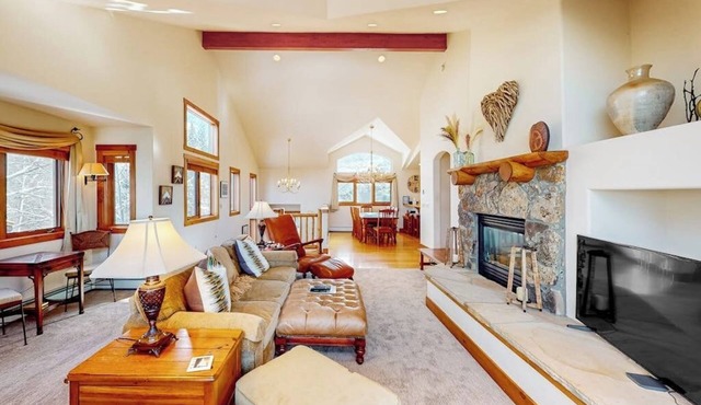Secluded 3-level retreat with hot tub, W/D, & free shuttle to Arrowhead lift in Edwards