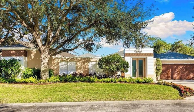 Secluded luxury oasis with Courtyard pool. Close to everything.