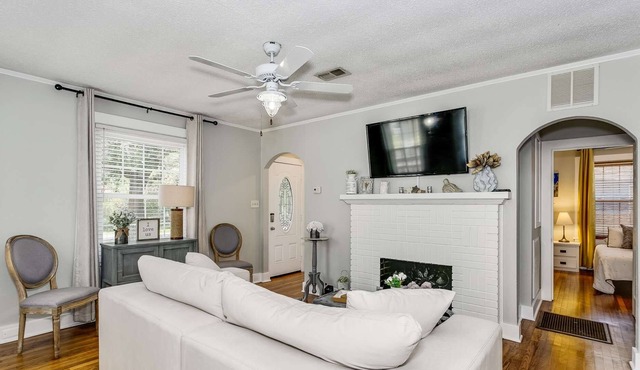 Serendipity Point - Navy Point Cottage - Minutes to Downtown or N.A.S. Pensacola - Budget Friendly
