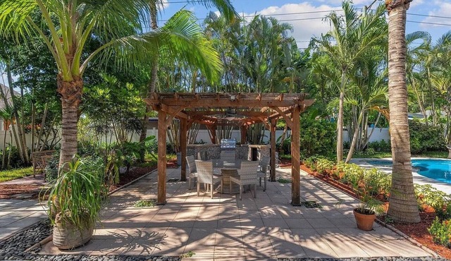 Serene 3-bedroom house with pool and heated hot tub in West Palm Beach