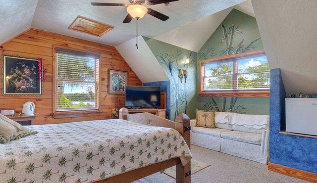 Serene Lakefront Room with Private Bath & Scenic Views in Lake Helen, Florida