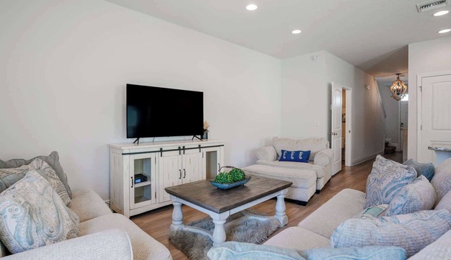 Shadow Lake Retreat 3BR Home Near Beach w/Community Pool, Patio, Sleeps 6 | Enjoy Daily Access to Local Activity Selections